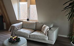 Stylish Apartment With Beamer Near The Station